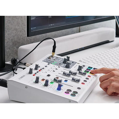 AG08 White 8-канальный микшер для потокового вещания с аудиоинтерфейсом USB. Два конденсаторных микрофона могут использоваться одновременно, фантомное питание +48 В на входе CH1-2 для конденсаторных микрофонов или Dl-боксов, вход Hi-Z для гитар на канале 2, двухдорожечная аудиозапись высокого разрешения (24 бита, 192 кГц) и воспроизведение, 4-полюсный мини-вход/выход (TRRS) на каналах 7/8 для поддержки более широкого спектра потоковых приложений, гибкие входы и выходы идеально подходят для прямой трансляции или записи, Эффекты DSP (переобменник звука, симулятор усилителя, сжатие, эквалайзер, реверберация, задержка, редуксер Ducker, максимизатор), профессиональный звук с эффектами 1-TOUCH (COMP/EQ, REVERB и Amp Simulator), контроллер AG08 (Windows/Mac/iOS), поддержка Windows/Mac через соединение USB-C, подключение iOS через адаптер Apple Camera (требуется внешний источник питания USB), Android поддерживается 4-полюсным мини-входом/выходом (TRRS), входом питания USB-C (5 В постоянного то thumbnail 5
