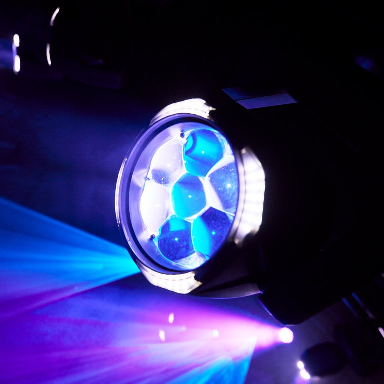AZOR  W2 — Компактная поворотная голова LED Wash RGBL 7 x 40 W / 4 - 50° / RDM / IP20 thumbnail 2