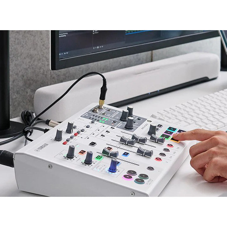 AG08 White 8-канальный микшер для потокового вещания с аудиоинтерфейсом USB. Два конденсаторных микрофона могут использоваться одновременно, фантомное питание +48 В на входе CH1-2 для конденсаторных микрофонов или Dl-боксов, вход Hi-Z для гитар на канале 2, двухдорожечная аудиозапись высокого разрешения (24 бита, 192 кГц) и воспроизведение, 4-полюсный мини-вход/выход (TRRS) на каналах 7/8 для поддержки более широкого спектра потоковых приложений, гибкие входы и выходы идеально подходят для прямой трансляции или записи, Эффекты DSP (переобменник звука, симулятор усилителя, сжатие, эквалайзер, реверберация, задержка, редуксер Ducker, максимизатор), профессиональный звук с эффектами 1-TOUCH (COMP/EQ, REVERB и Amp Simulator), контроллер AG08 (Windows/Mac/iOS), поддержка Windows/Mac через соединение USB-C, подключение iOS через адаптер Apple Camera (требуется внешний источник питания USB), Android поддерживается 4-полюсным мини-входом/выходом (TRRS), входом питания USB-C (5 В постоянного то thumbnail 3